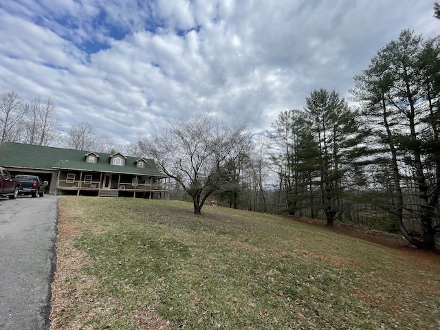 view of front facade with a front lawn and covered porch