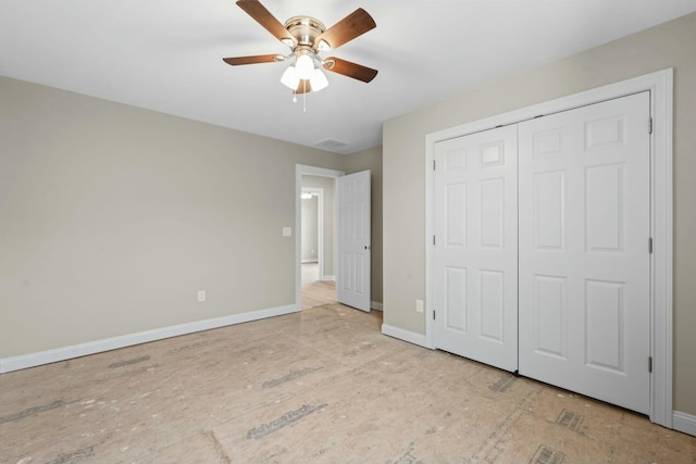 unfurnished bedroom with ceiling fan and a closet