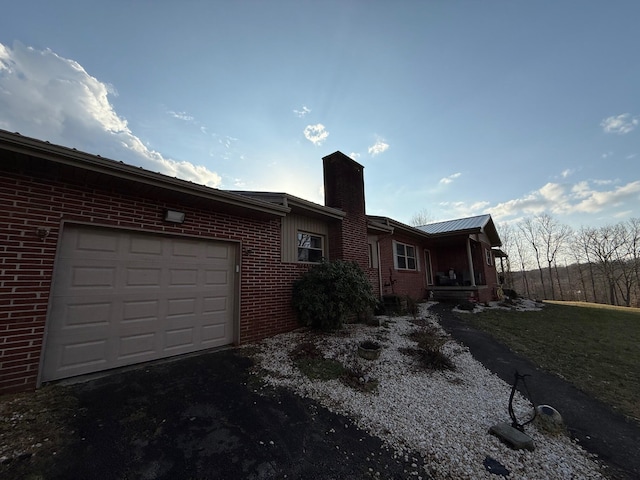 view of front facade with a garage and a front yard