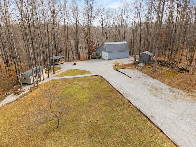 view of yard featuring a storage shed