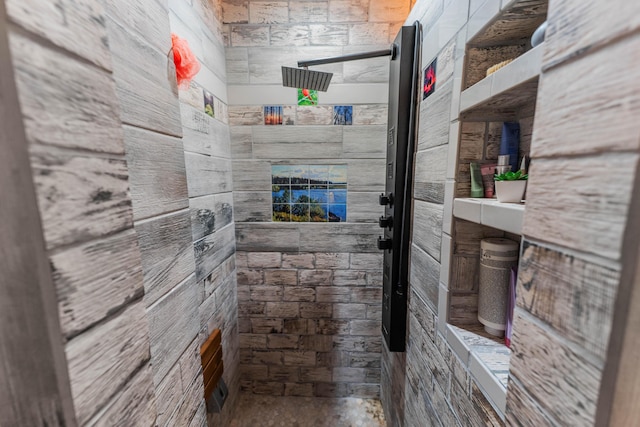bathroom featuring a tile shower