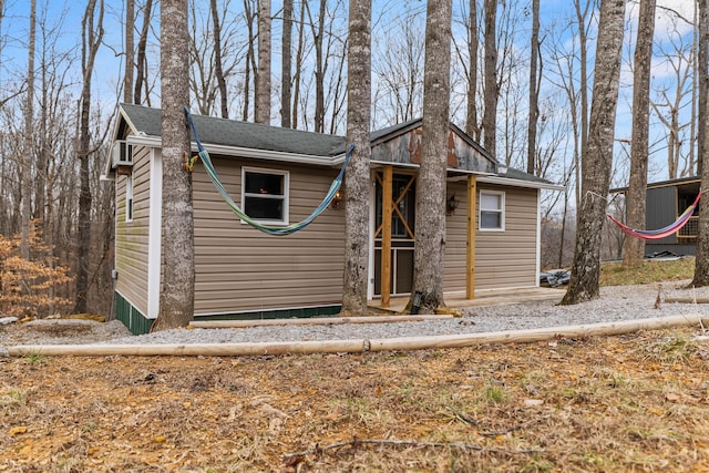 chalet / cabin featuring a shingled roof