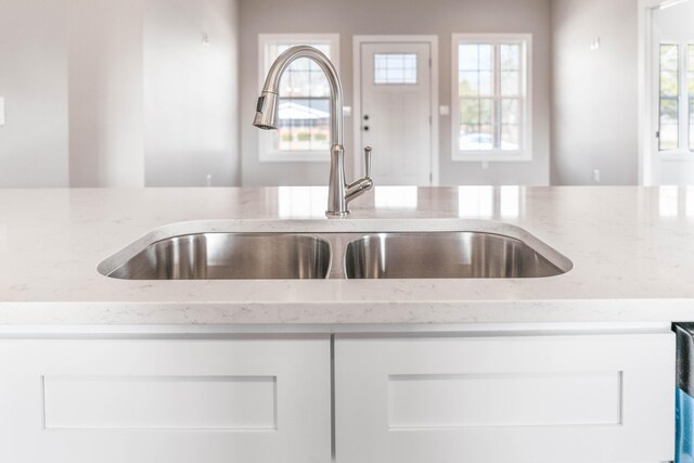 kitchen featuring sink, appliances with stainless steel finishes, white cabinetry, kitchen peninsula, and light wood-type flooring