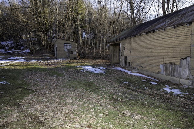 view of yard featuring a shed