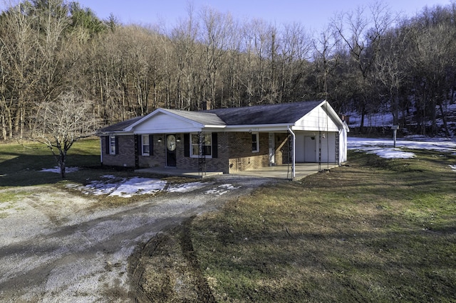 view of front of property featuring a front yard