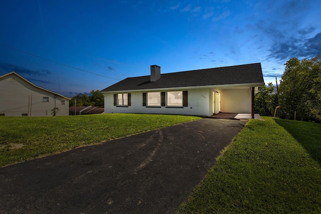 single story home with a front lawn