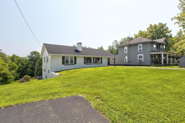 view of front facade with a front yard