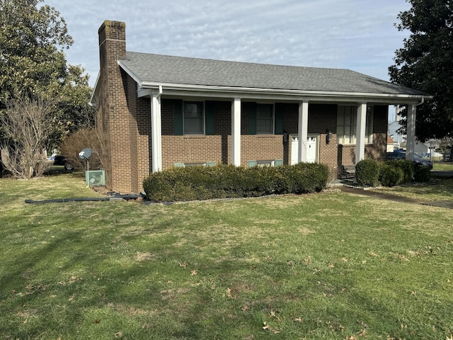 view of front facade featuring a front yard