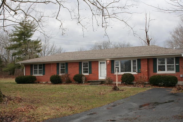 ranch-style home with a front yard