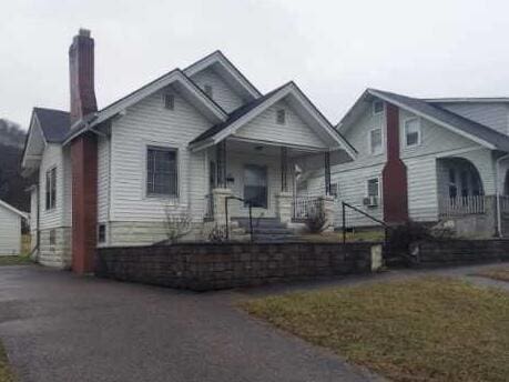 view of front of house featuring covered porch