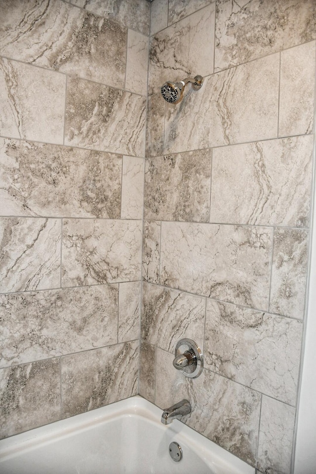 details featuring tiled shower / bath