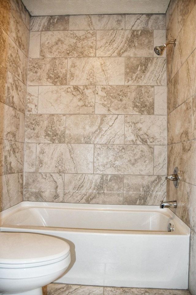 bathroom with tiled shower / bath combo