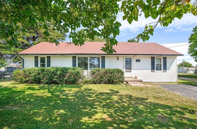 single story home with a front lawn