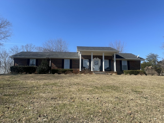 ranch-style house featuring a front yard