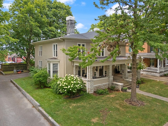 view of front of home featuring a front yard and covered porch