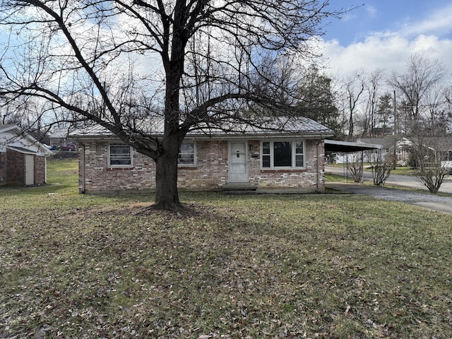 view of front of house with a carport and a front yard