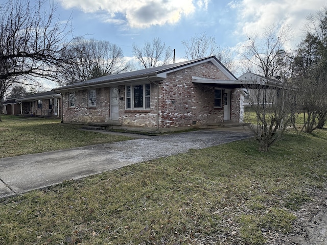 view of front of property with a front yard