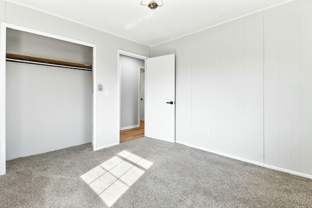 unfurnished bedroom with carpet flooring and a closet