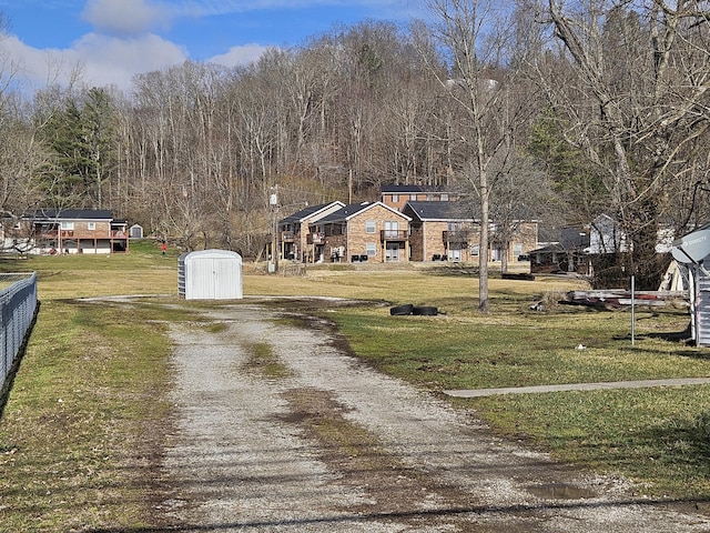 view of yard featuring a shed