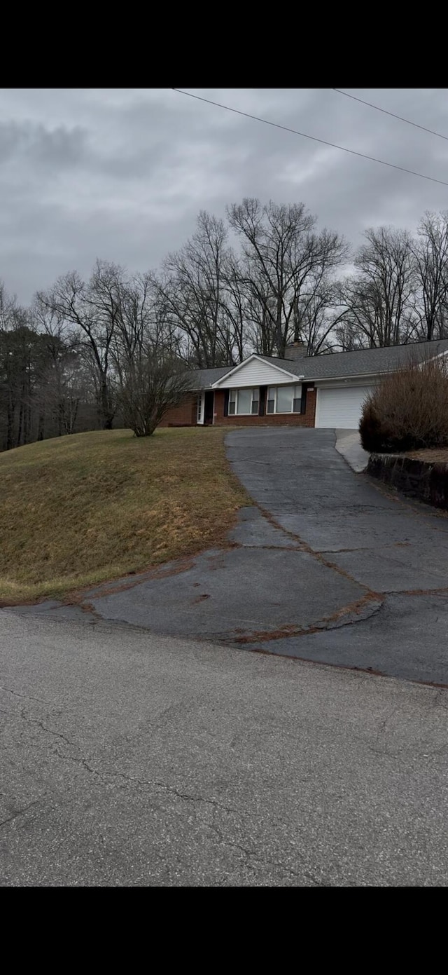 view of front of home featuring a garage and a front yard