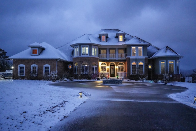 view of front of home featuring driveway