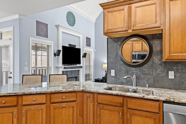 kitchen with stainless steel appliances, crown molding, a sink, and a peninsula