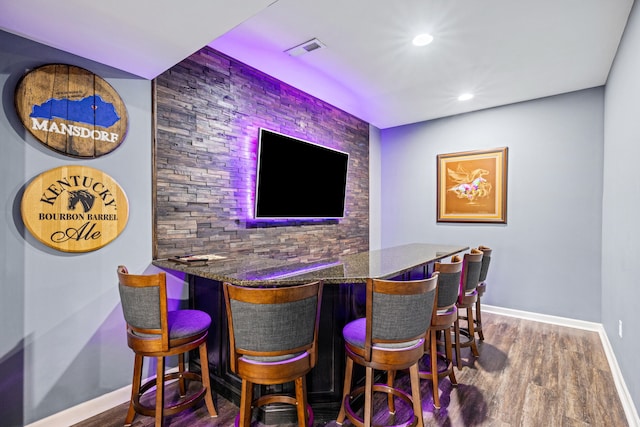 bar with a dry bar, baseboards, visible vents, wood finished floors, and recessed lighting