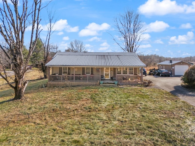 1067 Fort Bramlett Rd, Nicholasville, KY 40356 - view of front of home featuring a porch, aphalt driveway, metal roof, and a front lawn