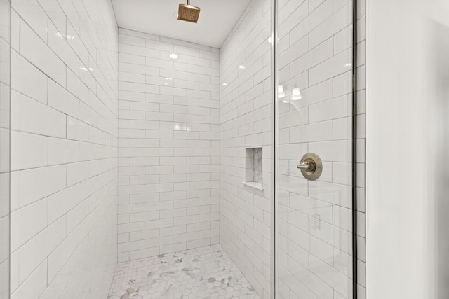 bathroom featuring tiled shower