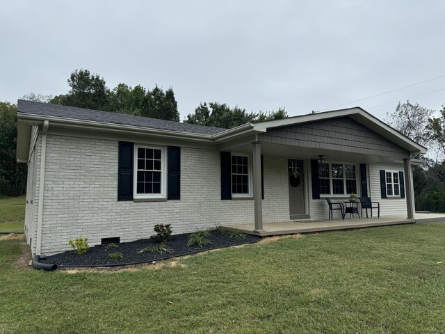 single story home featuring a front lawn