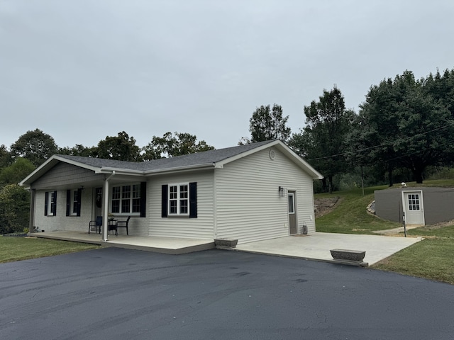 view of front of property with a patio and a front yard