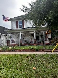 view of front of home with a front lawn