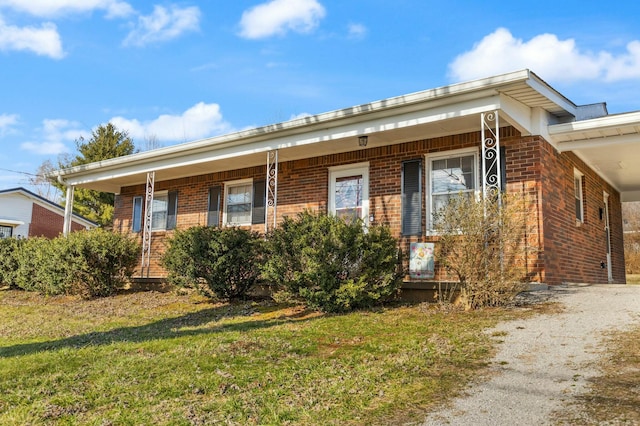 view of front of property with a front lawn