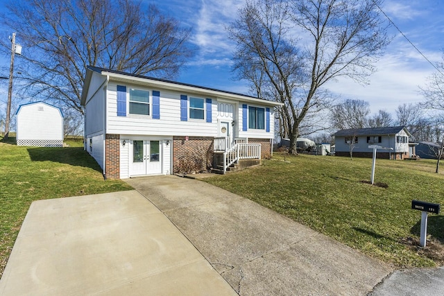 bi-level home featuring a front lawn