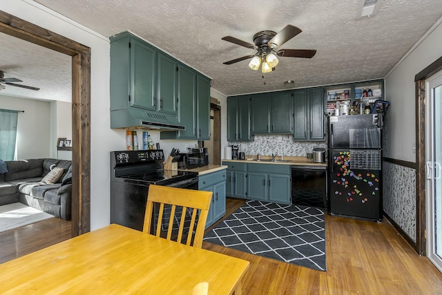 kitchen with sink, ceiling fan, black appliances, light hardwood / wood-style floors, and a textured ceiling