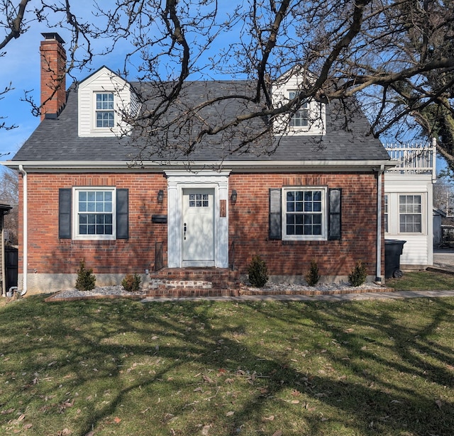 cape cod-style house with a front yard