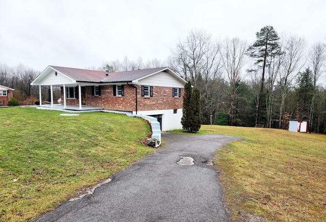 ranch-style house featuring a front yard and a porch