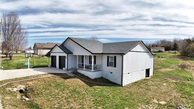 modern farmhouse style home featuring roof with shingles, an attached garage, concrete driveway, a front lawn, and crawl space