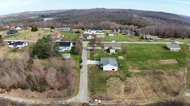 birds eye view of property featuring a forest view