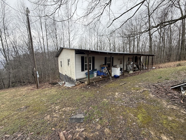 view of front of property with a front lawn