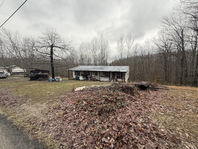 view of front facade featuring a front lawn and covered porch