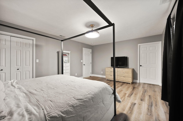 349 Sycamore Dr, Bronston, KY 42518 - bedroom with a closet, ceiling fan, and light hardwood / wood-style flooring