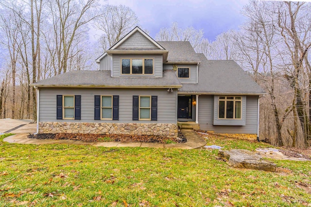 view of front of property featuring a front lawn