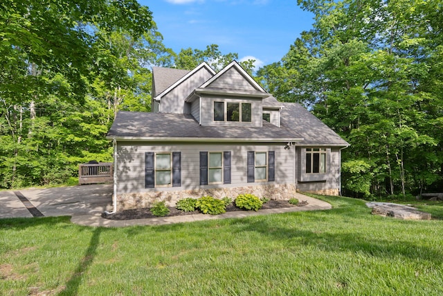 view of front of property featuring a front yard and a shingled roof