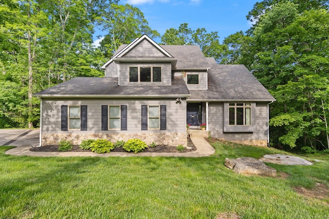 view of front facade featuring a front lawn