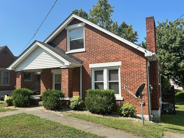 view of front of property with a front yard