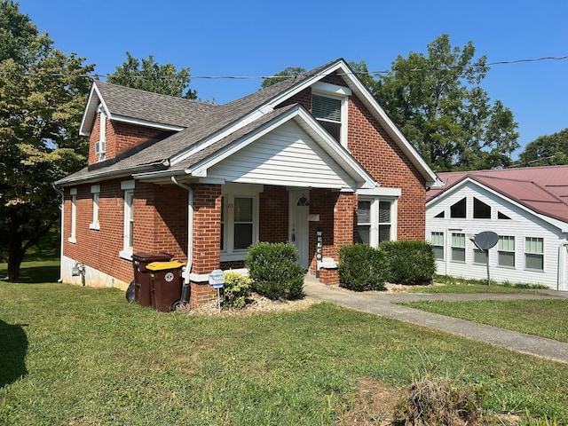 view of front of house featuring a front lawn