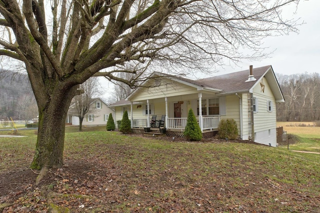 view of front of property featuring a front lawn and covered porch