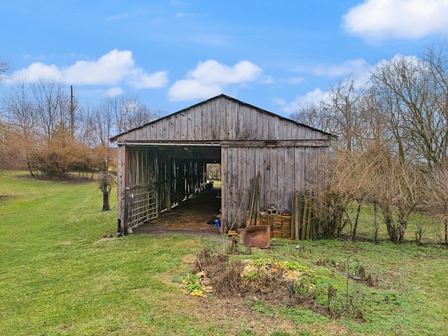 view of outdoor structure with a yard