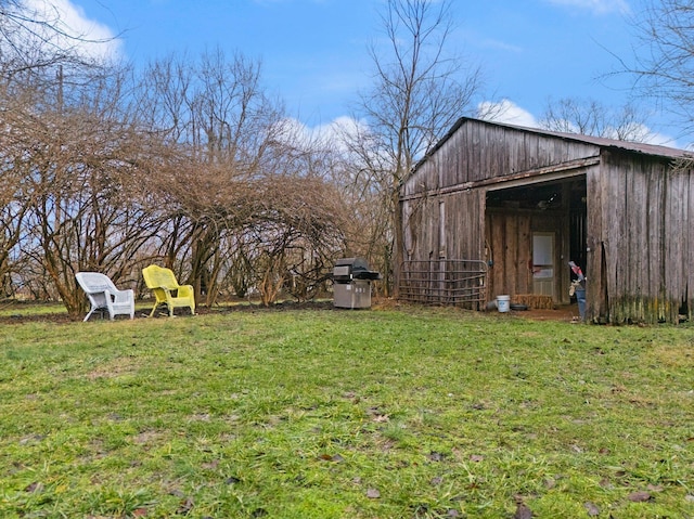 view of yard with an outbuilding